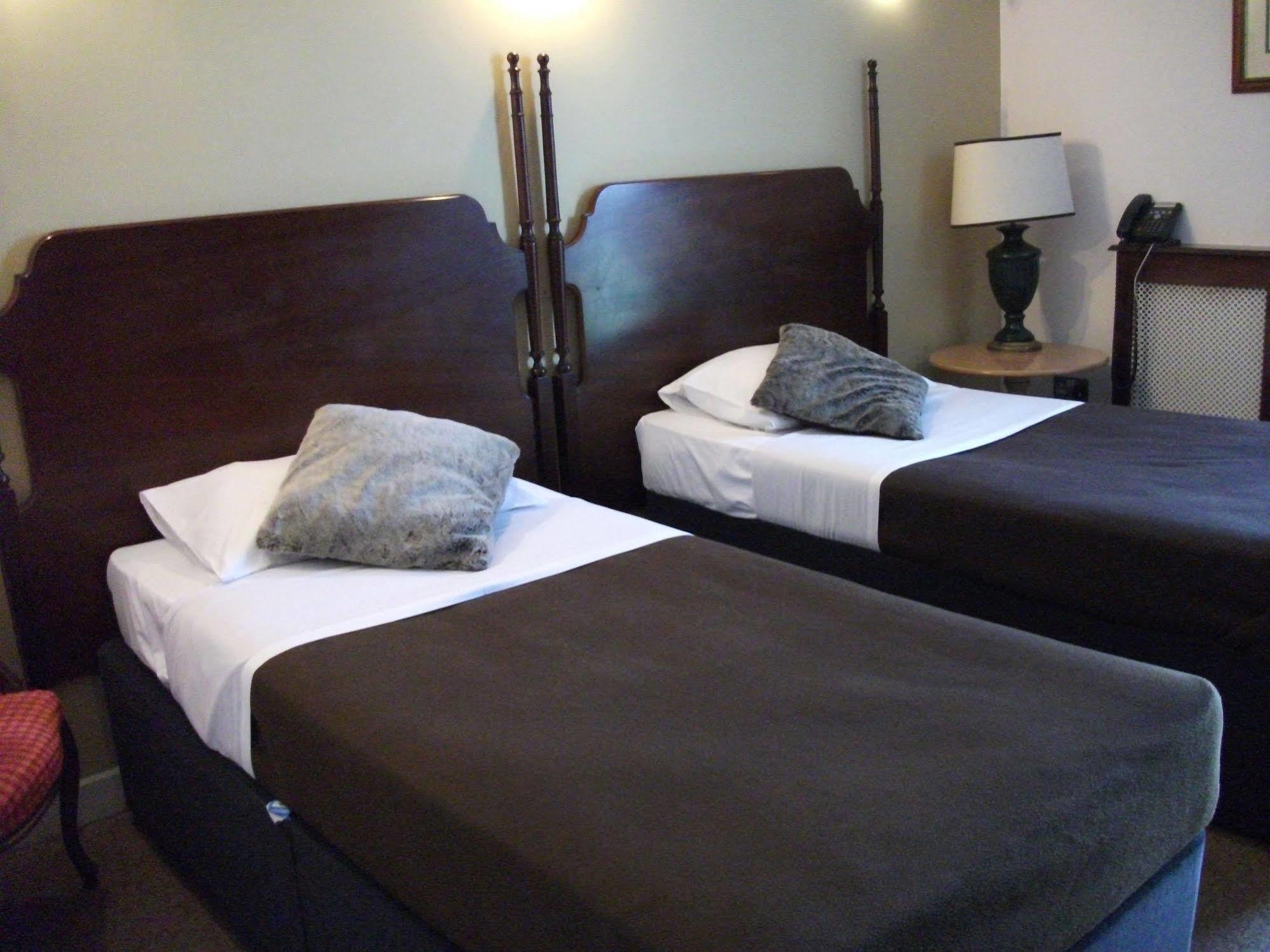 Oyo Osterley Park 3* Isleworth